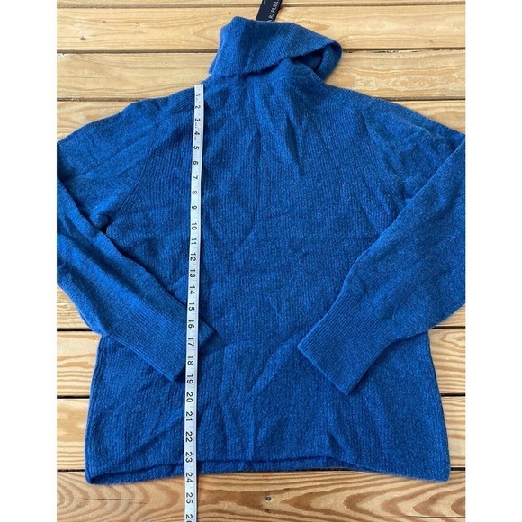 NWT Banana Republic Wool Turtleneck Sweater Size Medium Women’s Blue MSRP $109 - Picture 7 of 9